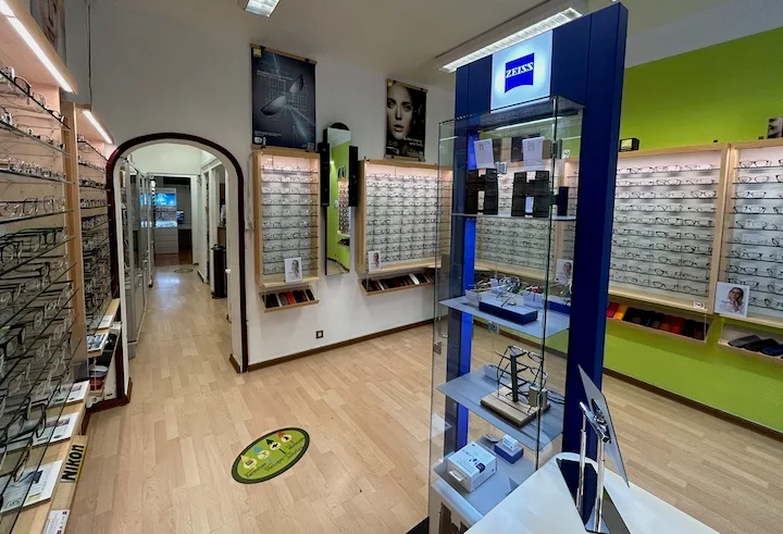 Innenansicht Optique Perret: Brillen und Fassungen